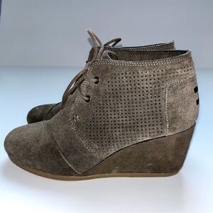 Toms Desert Women's Olive Suede Lace Up Wedge Ankle Bootie Boots Size 8W